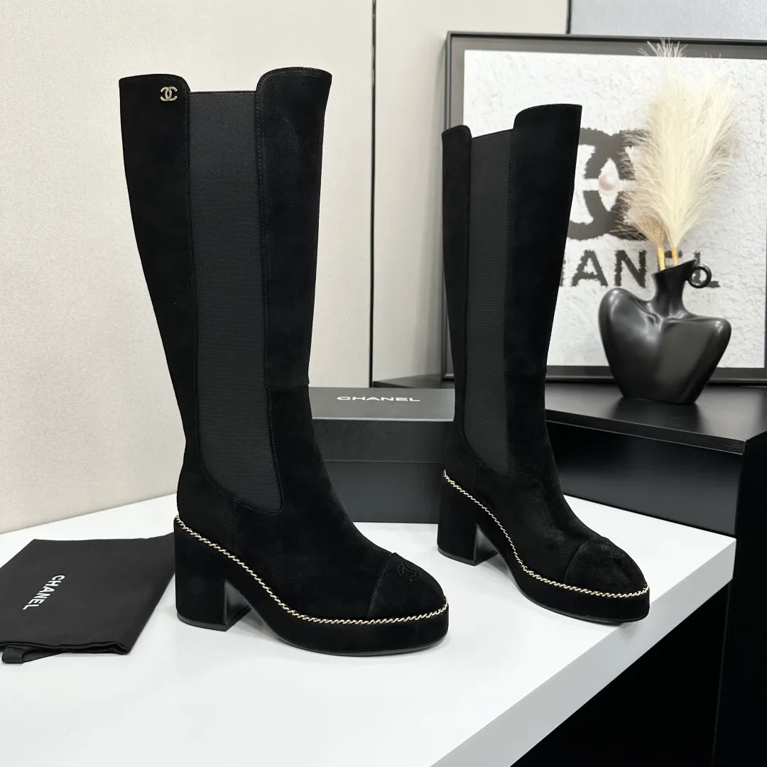 👟👟Ex-factory price 960👟👟 CHANEL Xiaoxiang 2024 autumn and winter sheepskin boots high boots knight boots The version is also the basic version of the Martin boots, neat and handsome. The upper is made of cowhide, super soft against the skin, wide and full, handsome and comfortable. The lining is soft water-dyed cowhide. The sole is original rubber outsole. Exclusive top quality 35-39. 40 customized